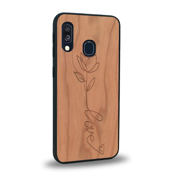 Coque de protection en bois véritable fabriquée en France pour Samsung A40 sur le thème de la fête des mères avec un motif représentant une fleur dont la tige forme le mot "love"