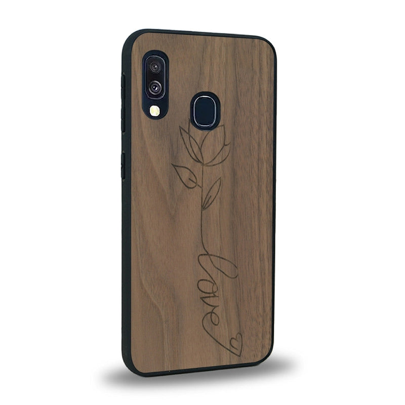 Coque de protection en bois véritable fabriquée en France pour Samsung A40 sur le thème de la fête des mères avec un motif représentant une fleur dont la tige forme le mot "love"