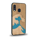 Coque de protection en bois véritable fabriquée en France pour Samsung A40 alliant plusieurs essences de bois pour représenter la célèbre grande vague de Kanagawa