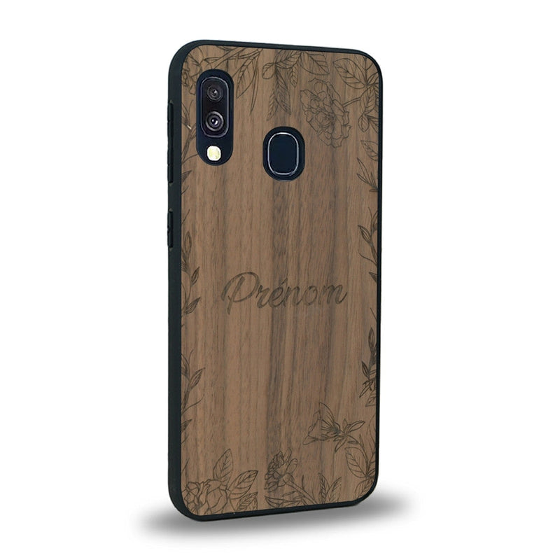 Coque de protection en bois véritable fabriquée en France pour Samsung A40 sur le thème de la fête des mères avec un motif représentant des fleurs et des feuilles