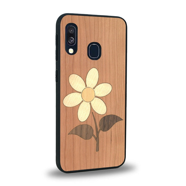 Coque de protection en bois véritable fabriquée en France pour Samsung A40 alliant plusieurs essences de bois pour représenter une marguerite