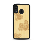 Coque de protection en bois véritable fabriquée en France pour  sur le thème de la nature des arbres avec un motif de gravure représentant des épines de sapin et des pommes de pin