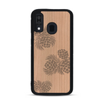 Coque de protection en bois véritable fabriquée en France pour  sur le thème de la nature des arbres avec un motif de gravure représentant des épines de sapin et des pommes de pin