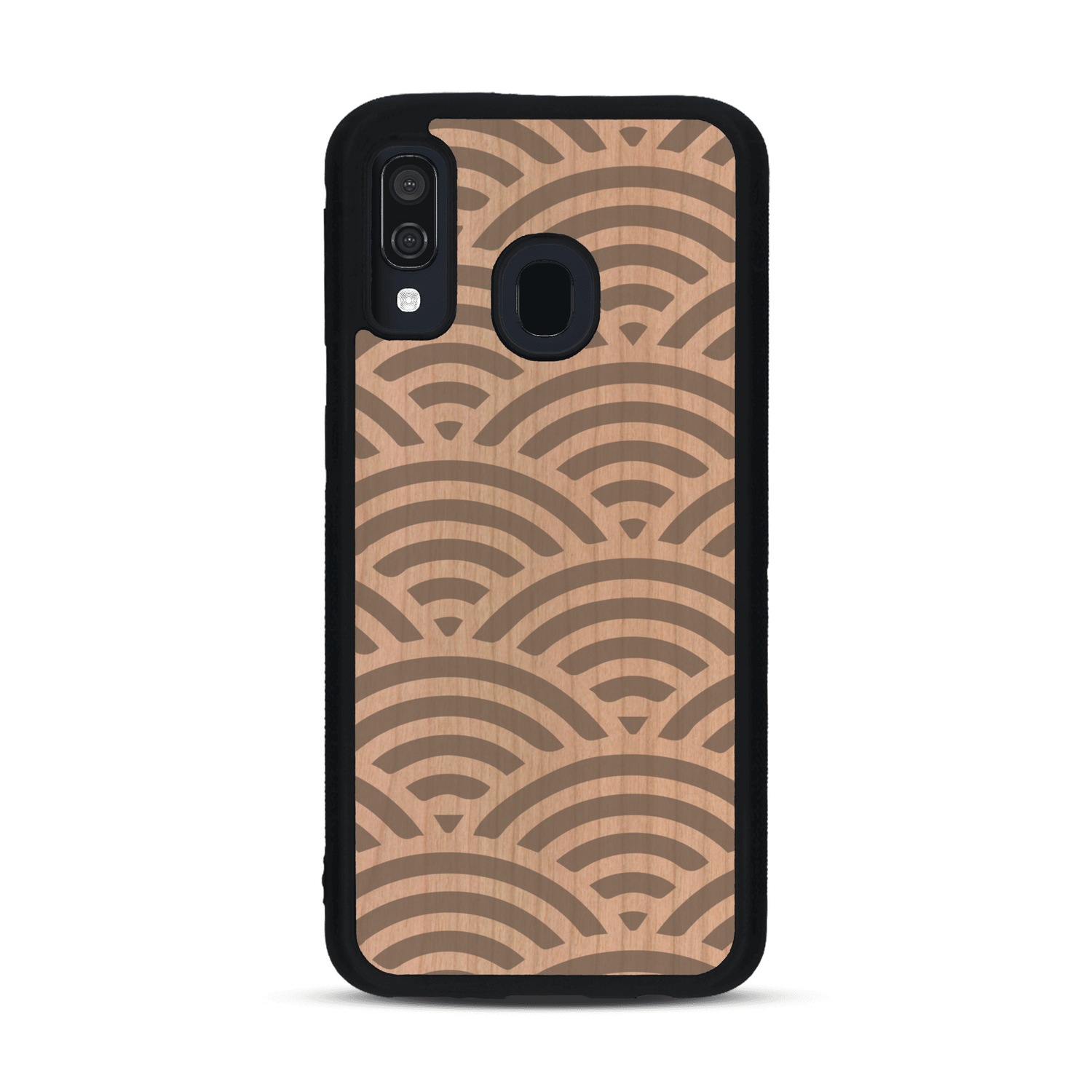 Coque de protection en bois véritable fabriquée en France pour  baptisée "La Sinjak" avec un motif de gravure abstrait représentant la répétition d'un symbole wifi