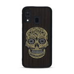 Coque de protection en bois véritable fabriquée en France pour  alliant du chêne fumé avec du métal argenté et doré représentant une tête de mort mexicaine sur le thème Dia de los Muertos