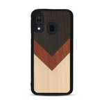 Coque de protection en bois véritable fabriquée en France pour  alliant du chêne fumé, du padouk et du bambou en forme de chevron sur le thème de l'art abstrait