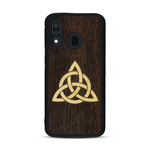 Coque de protection en bois véritable fabriquée en France pour  alliant du chêne fumé et du bambou représentant une triquetra
