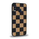 Coque de protection en bois véritable fabriquée en France pour Samsung A40 alliant plusieurs essences de bois pour représenter un damier