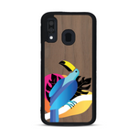Coque de protection en bois véritable fabriquée en France pour Samsung A40 représentant un toucan coloré avec un design moderne et minimaliste sur le thème de la jungle et de la nature