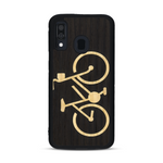 Coque de protection en bois véritable fabriquée en France pour  sur le theme du vélo et de l'outdoor qui allie du bambou et du chêne fumé représentant un vélo