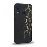 Coque de protection en bois véritable fabriquée en France pour Samsung A40 alliant plusieurs essences de bois pour représenter un éclair divin