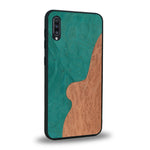 Coque de protection en bois véritable fabriquée en France pour Samsung A50 alliant plusieurs essences de bois pour représenter une plage paradisiaque
