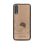 Coque de protection en bois véritable fabriquée en France pour  représentant des montagnes, sur le thème de la randonnée en pleine nature et du trail