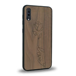 Coque de protection en bois véritable fabriquée en France pour Samsung A50 sur le thème de la fête des mères avec un motif représentant une fleur dont la tige forme le mot "love"