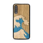 Coque de protection en bois véritable fabriquée en France pour  alliant plusieurs essences de bois pour représenter la célèbre grande vague de Kanagawa