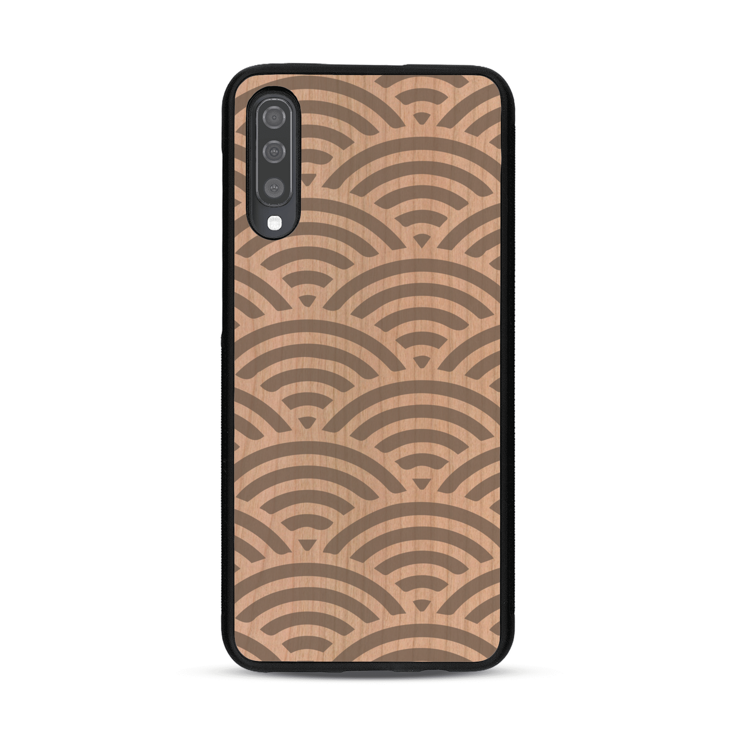 Coque de protection en bois véritable fabriquée en France pour  baptisée "La Sinjak" avec un motif de gravure abstrait représentant la répétition d'un symbole wifi