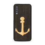 Coque de protection en bois véritable fabriquée en France pour  sur le thème nautique avec un bois clair et un bois foncé représentant une ancre de bateau