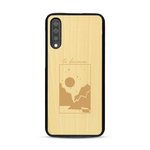 Coque de protection en bois véritable fabriquée en France pour  sur le thème du camping en pleine nature et du bivouac avec la phrase "Aventure is out there"