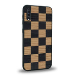 Coque de protection en bois véritable fabriquée en France pour Samsung A50 alliant plusieurs essences de bois pour représenter un damier