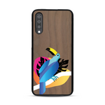 Coque de protection en bois véritable fabriquée en France pour Samsung A50 représentant un toucan coloré avec un design moderne et minimaliste sur le thème de la jungle et de la nature