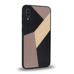 Coque de protection en bois véritable fabriquée en France pour Samsung A50 alliant du bambou, du tulipier mauve et noir en forme de mosaïque minimaliste sur le thème de l'art abstrait