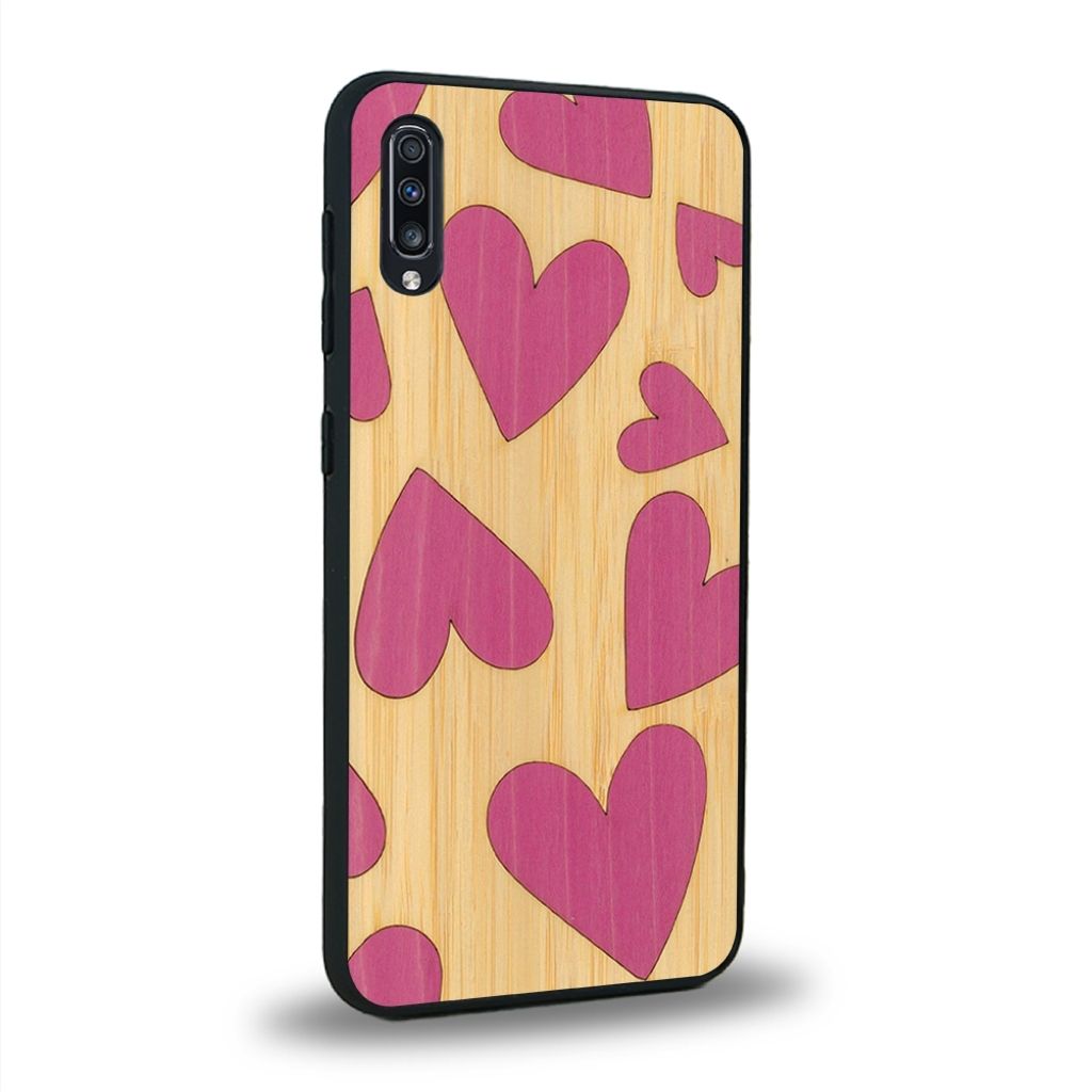 Coque de protection en bois véritable fabriquée en France pour Samsung A50 alliant plusieurs essences de bois pour représenter des coeurs pour les amoureux