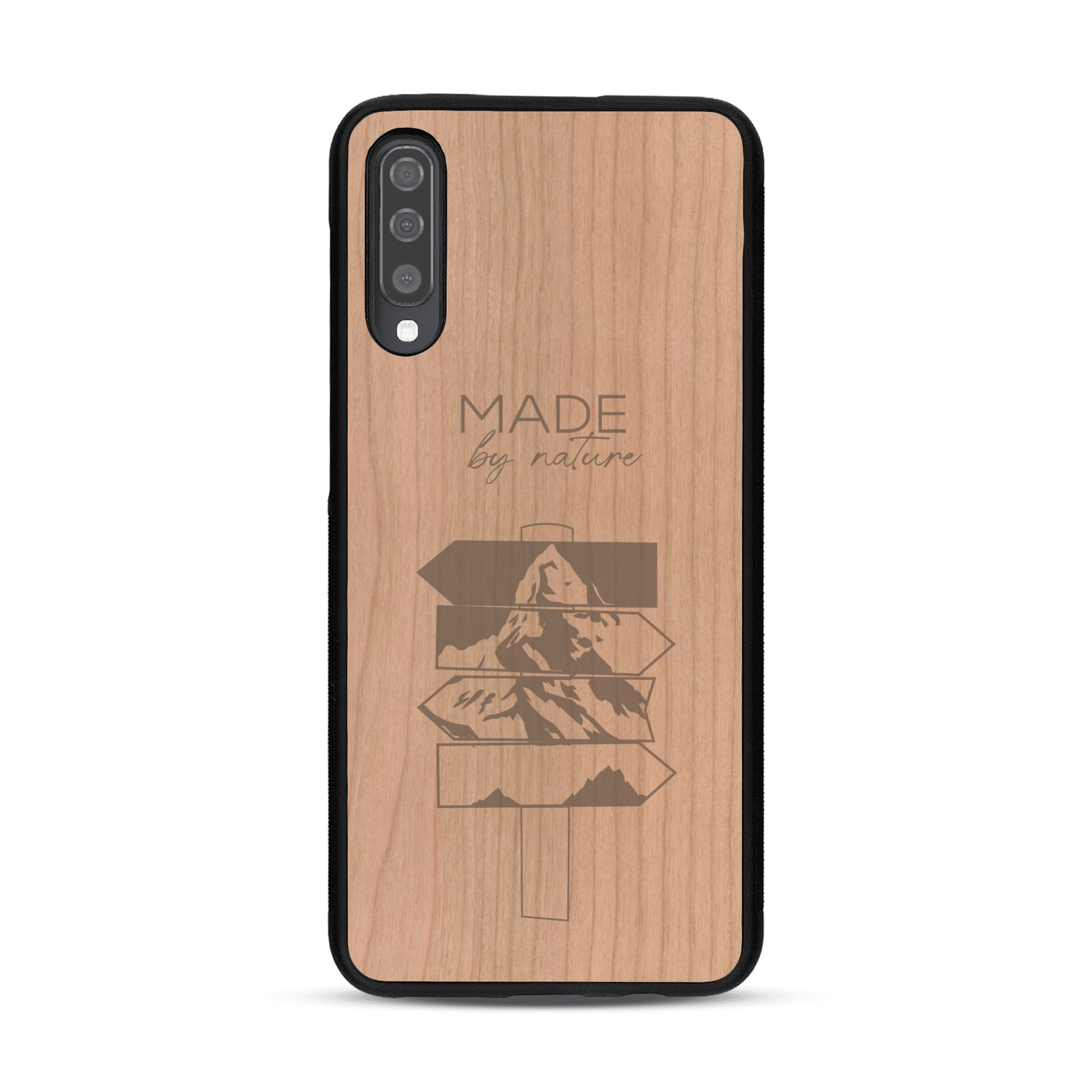 Coque de protection en bois véritable fabriquée en France pour  sur le thème de la nature et des arbres avec une gravure représentant une pomme de pin et la phrase "made by nature"