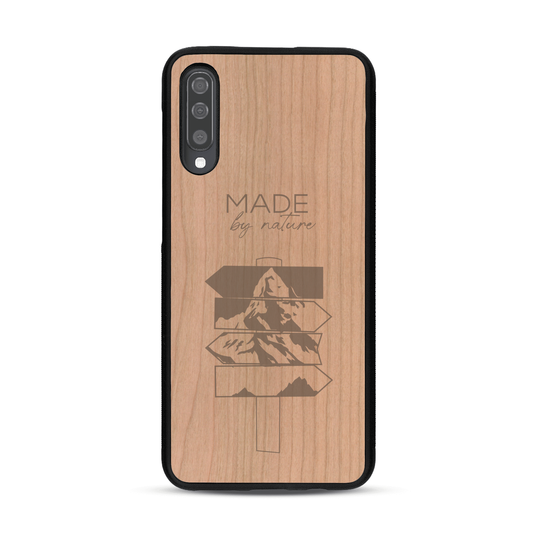Coque de protection en bois véritable fabriquée en France pour  sur le thème de la nature et des arbres avec une gravure représentant une pomme de pin et la phrase "made by nature"
