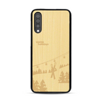 Coque de protection en bois véritable fabriquée en France pour  sur le thème de la montagne, du ski et de la neige avec un motif représentant une paire de ski plantée dans la neige avec en fond des montagnes enneigées