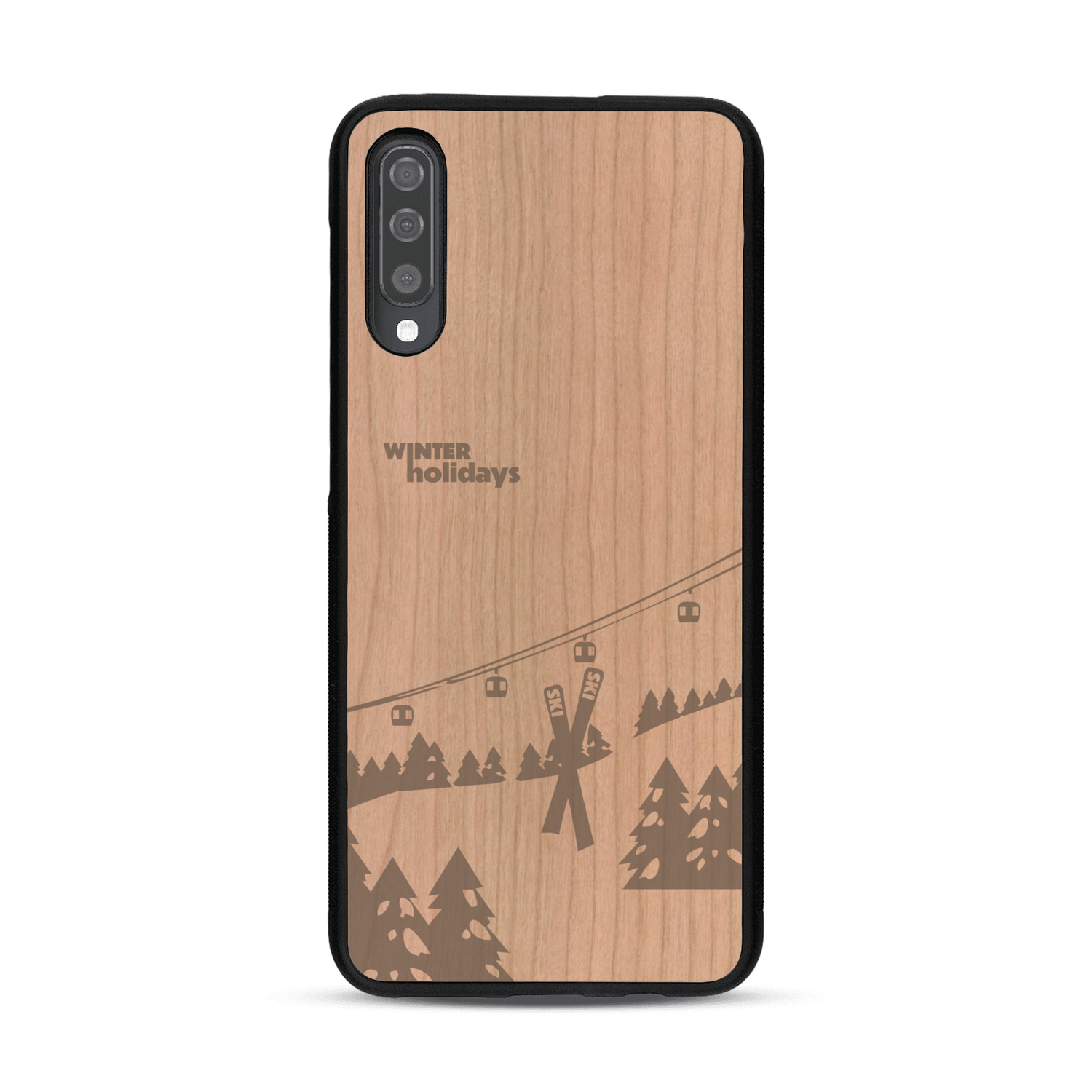 Coque de protection en bois véritable fabriquée en France pour  sur le thème de la montagne, du ski et de la neige avec un motif représentant une paire de ski plantée dans la neige avec en fond des montagnes enneigées