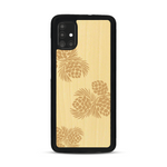 Coque de protection en bois véritable fabriquée en France pour  sur le thème de la nature des arbres avec un motif de gravure représentant des épines de sapin et des pommes de pin
