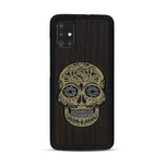 Coque de protection en bois véritable fabriquée en France pour  alliant du chêne fumé avec du métal argenté et doré représentant une tête de mort mexicaine sur le thème Dia de los Muertos