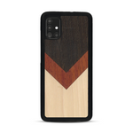 Coque de protection en bois véritable fabriquée en France pour  alliant du chêne fumé, du padouk et du bambou en forme de chevron sur le thème de l'art abstrait