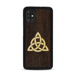 Coque de protection en bois véritable fabriquée en France pour  alliant du chêne fumé et du bambou représentant une triquetra