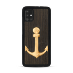Coque de protection en bois véritable fabriquée en France pour  sur le thème nautique avec un bois clair et un bois foncé représentant une ancre de bateau