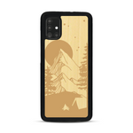 Coque de protection en bois véritable fabriquée en France pour  sur le thème du camping en pleine nature représentant une tente avec un feu de camp entouré de montagnes
