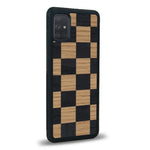 Coque de protection en bois véritable fabriquée en France pour Samsung A51 alliant plusieurs essences de bois pour représenter un damier