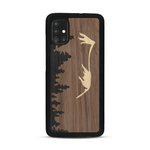 Coque de protection en bois véritable fabriquée en France pour  sur le thème de la nature et de la montagne qui allie du chêne fumé, du noyer et du bambou représentant le mont mézenc