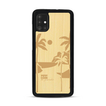 Coque de protection en bois véritable fabriquée en France pour  sur le thème des voyages en vans, vanlife et chill avec une gravure représentant un van vw combi devant le soleil couchant sur une plage avec des vagues