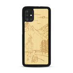 Coque de protection en bois véritable fabriquée en France pour  sur le thème de la randonnée en montagne et de l'aventure avec une gravure représentant une femme de dos face à un paysage de nature