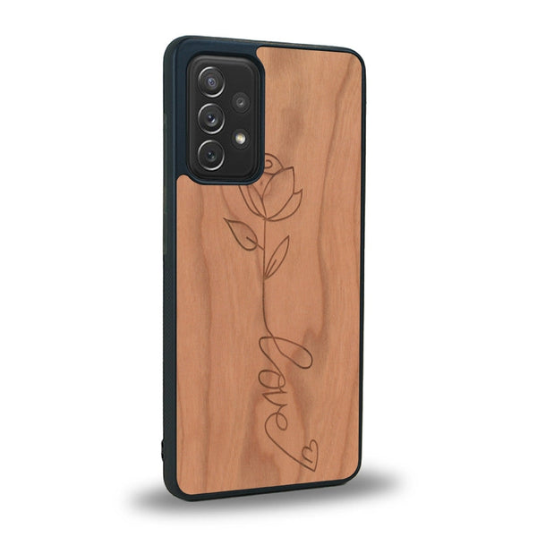 Coque de protection en bois véritable fabriquée en France pour Samsung A52 sur le thème de la fête des mères avec un motif représentant une fleur dont la tige forme le mot "love"