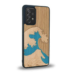 Coque de protection en bois véritable fabriquée en France pour Samsung A52 alliant plusieurs essences de bois pour représenter la célèbre grande vague de Kanagawa
