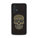 Coque de protection en bois véritable fabriquée en France pour  alliant du chêne fumé avec du métal argenté et doré représentant une tête de mort mexicaine sur le thème Dia de los Muertos