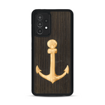 Coque de protection en bois véritable fabriquée en France pour  sur le thème nautique avec un bois clair et un bois foncé représentant une ancre de bateau