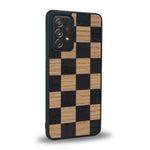 Coque de protection en bois véritable fabriquée en France pour Samsung A52 alliant plusieurs essences de bois pour représenter un damier