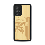 Coque de protection en bois véritable fabriquée en France pour  sur le thème chill avec un motif représentant une silouhette tenant une planche de surf sur une plage entouré de palmiers et les mots "Surf Time Long Beach Miami"