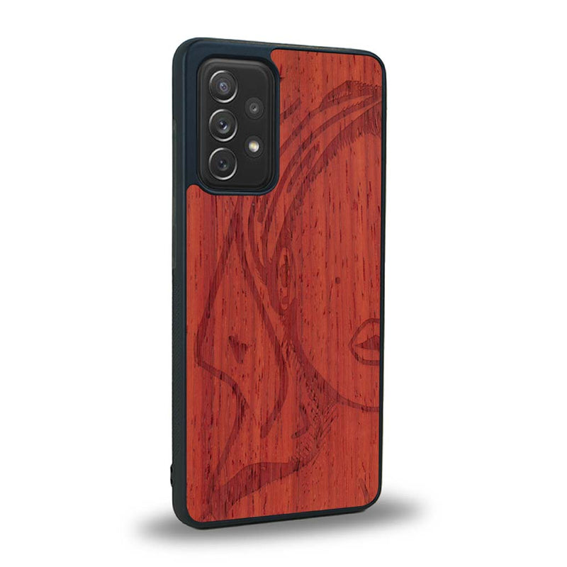 Coque de protection en bois véritable fabriquée en France pour Samsung A53 5G représentant une silhouette féminine épurée de type line art en collaboration avec l'artiste Maud Dabs