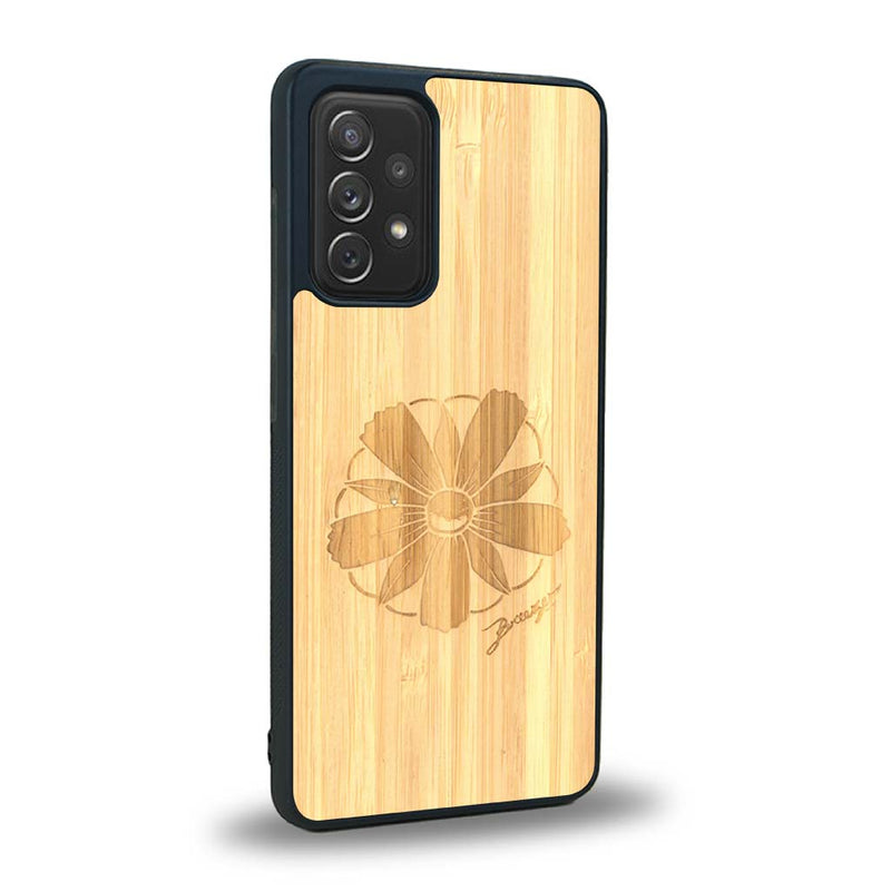 Coque de protection en bois véritable fabriquée en France pour Samsung A53 5G sur le thème des fleurs et de la montagne avec un motif de gravure représentant les pétales d'une fleur des montagnes