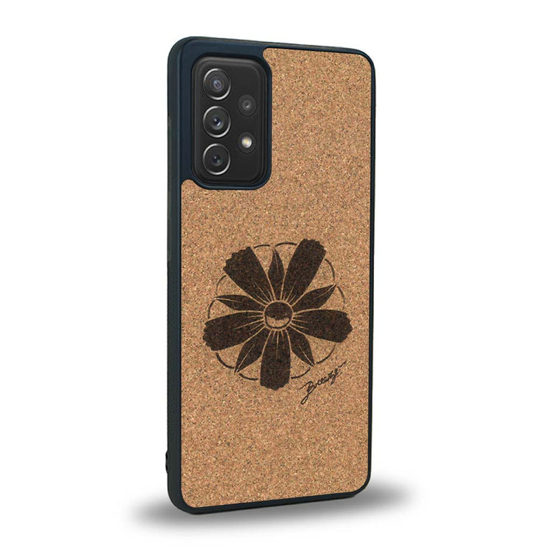 Coque de protection en bois véritable fabriquée en France pour Samsung A53 5G sur le thème des fleurs et de la montagne avec un motif de gravure représentant les pétales d'une fleur des montagnes