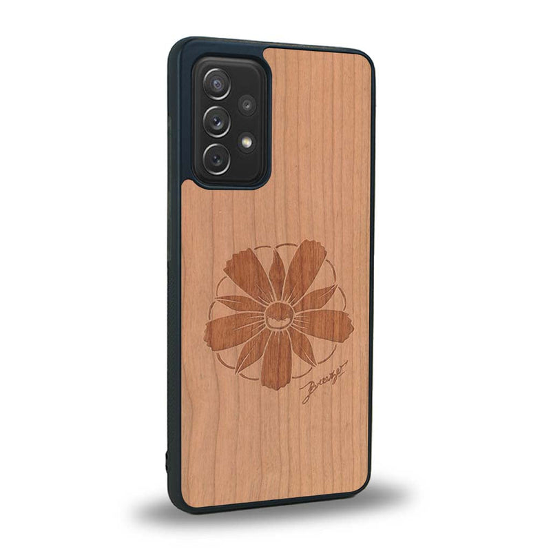 Coque de protection en bois véritable fabriquée en France pour Samsung A53 5G sur le thème des fleurs et de la montagne avec un motif de gravure représentant les pétales d'une fleur des montagnes